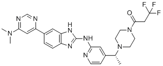 (R)-1-(4-(1-(2-((6-(6-(Dimethylamino)pyrimidin-4-yl)-1H-benzo[d]imidazol-2-yl)amino)pyridin-4-yl)ethyl)piperazin-1-yl)-3,3,3-trifluoropropan-1-one molecular structure (CAS 2409479-29-2)